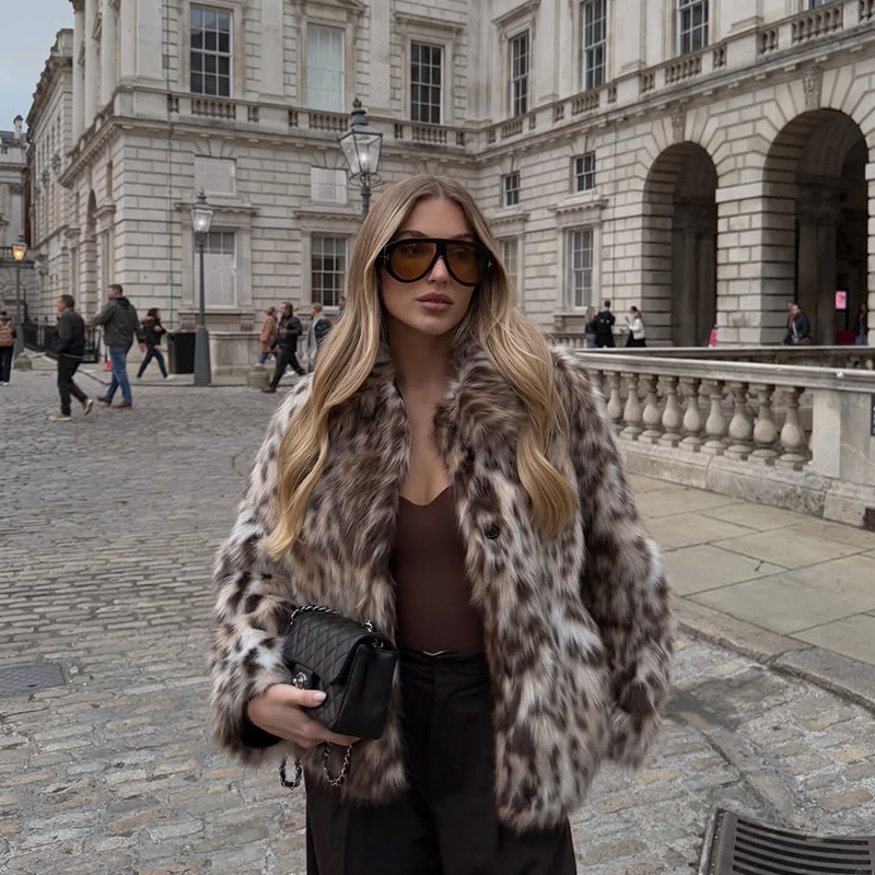 Vintage Fashion Bloggers - Stylowy płaszcz z imitacji futra w