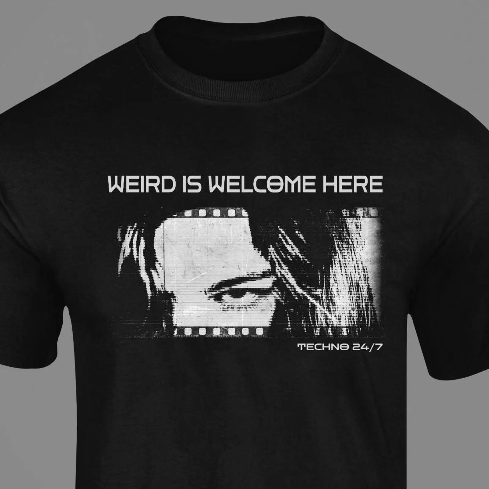 Vintage Fashion Berlin - Koszulka „Weird is Welcome Here” dla
